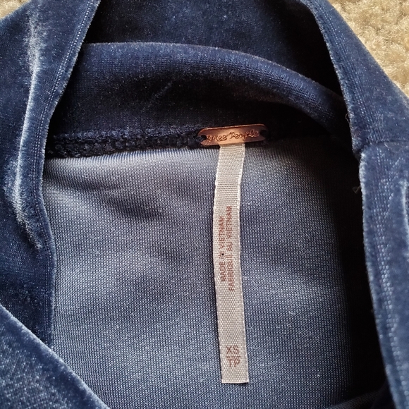 Free People Claudia Velvet puff sleeve Outerspace Top - Picture 2 of 10